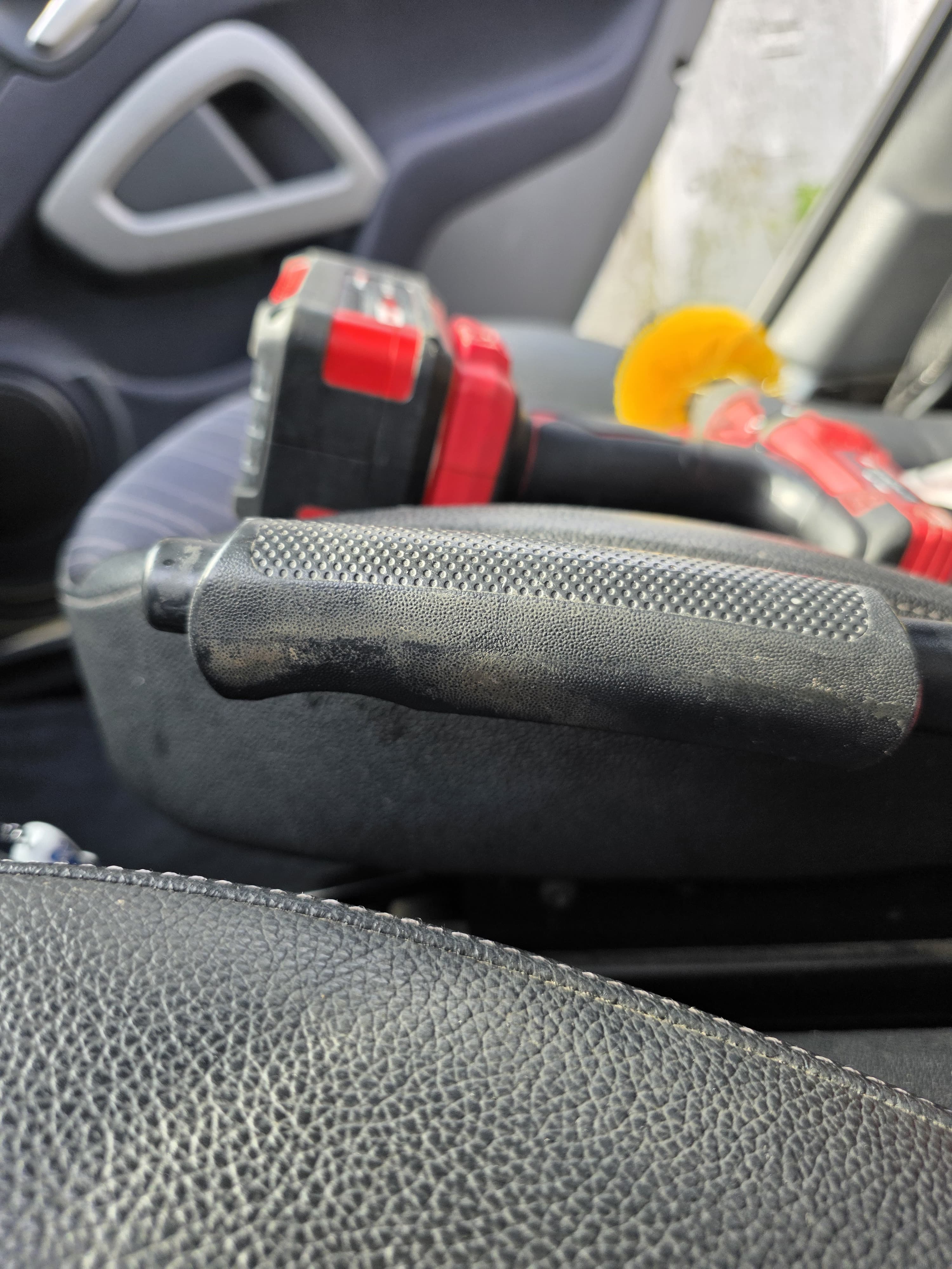 Freno a mano scrostato prima del trattamento