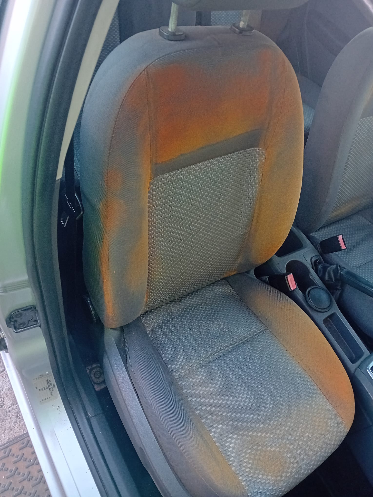 Sedile ossidato dal sole, virato all'arancione