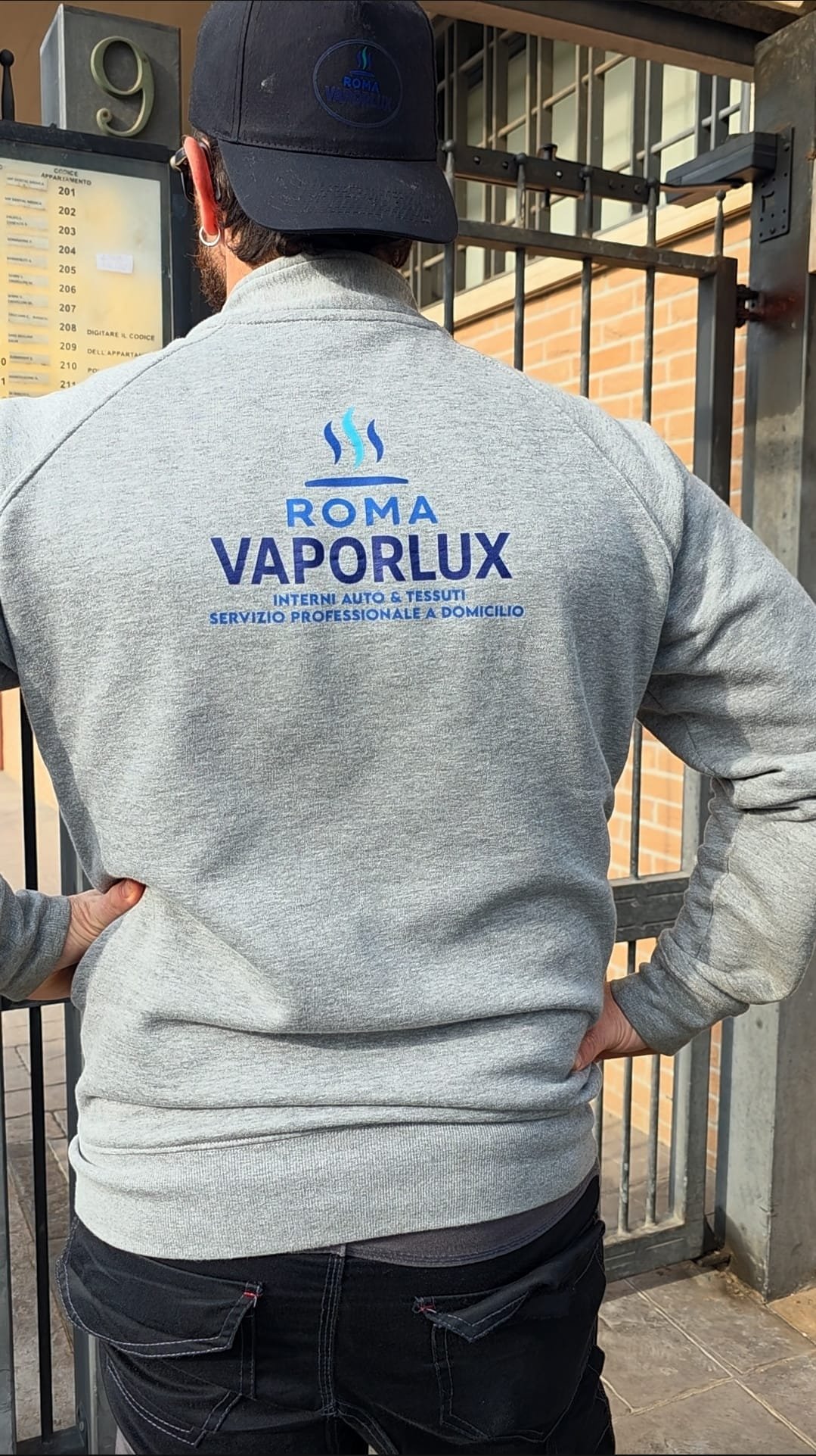Patrizio di RomaVaporLux con logo aziendale sulla felpa