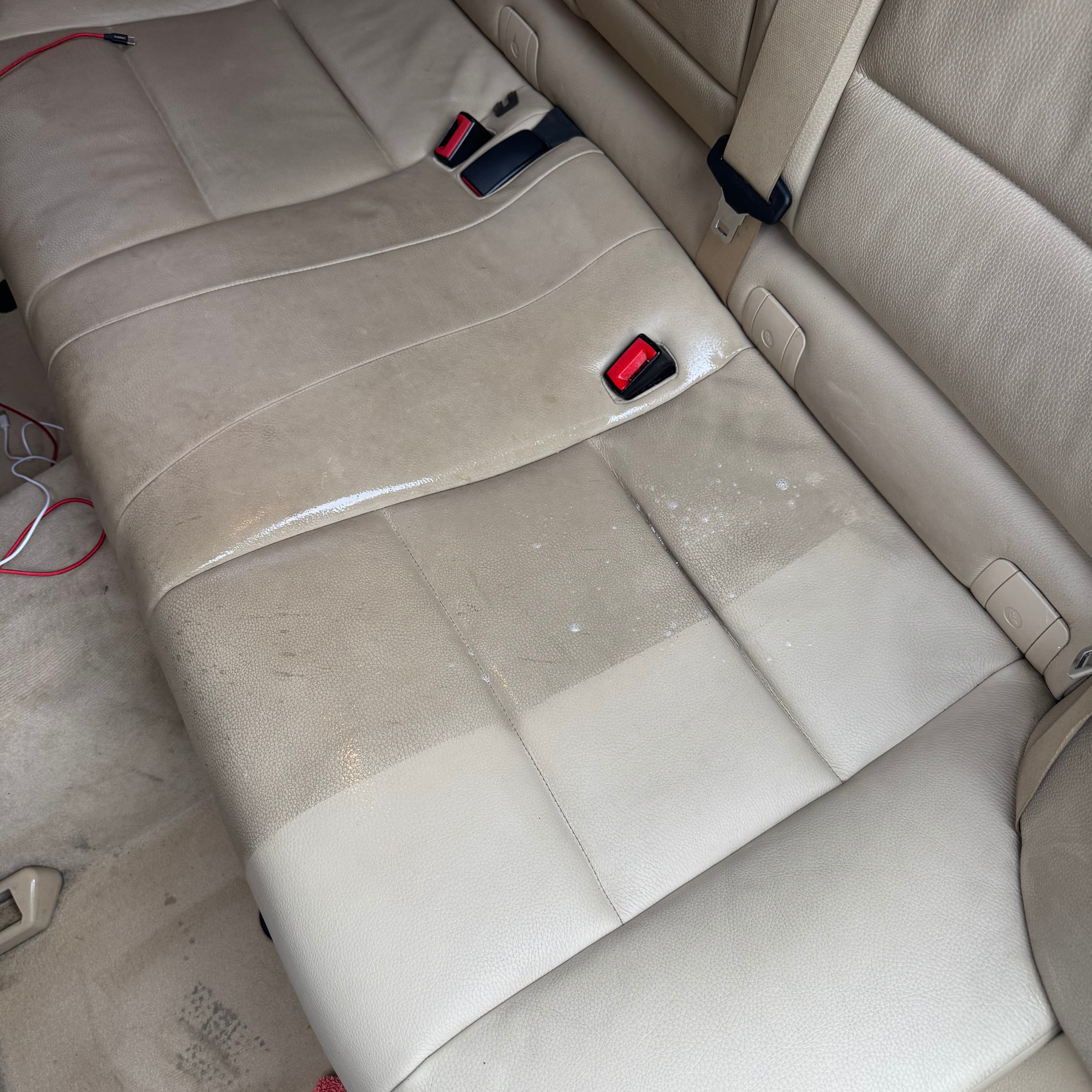 Sedile in pelle trattato per metà: sopra ossidato, sotto pulito