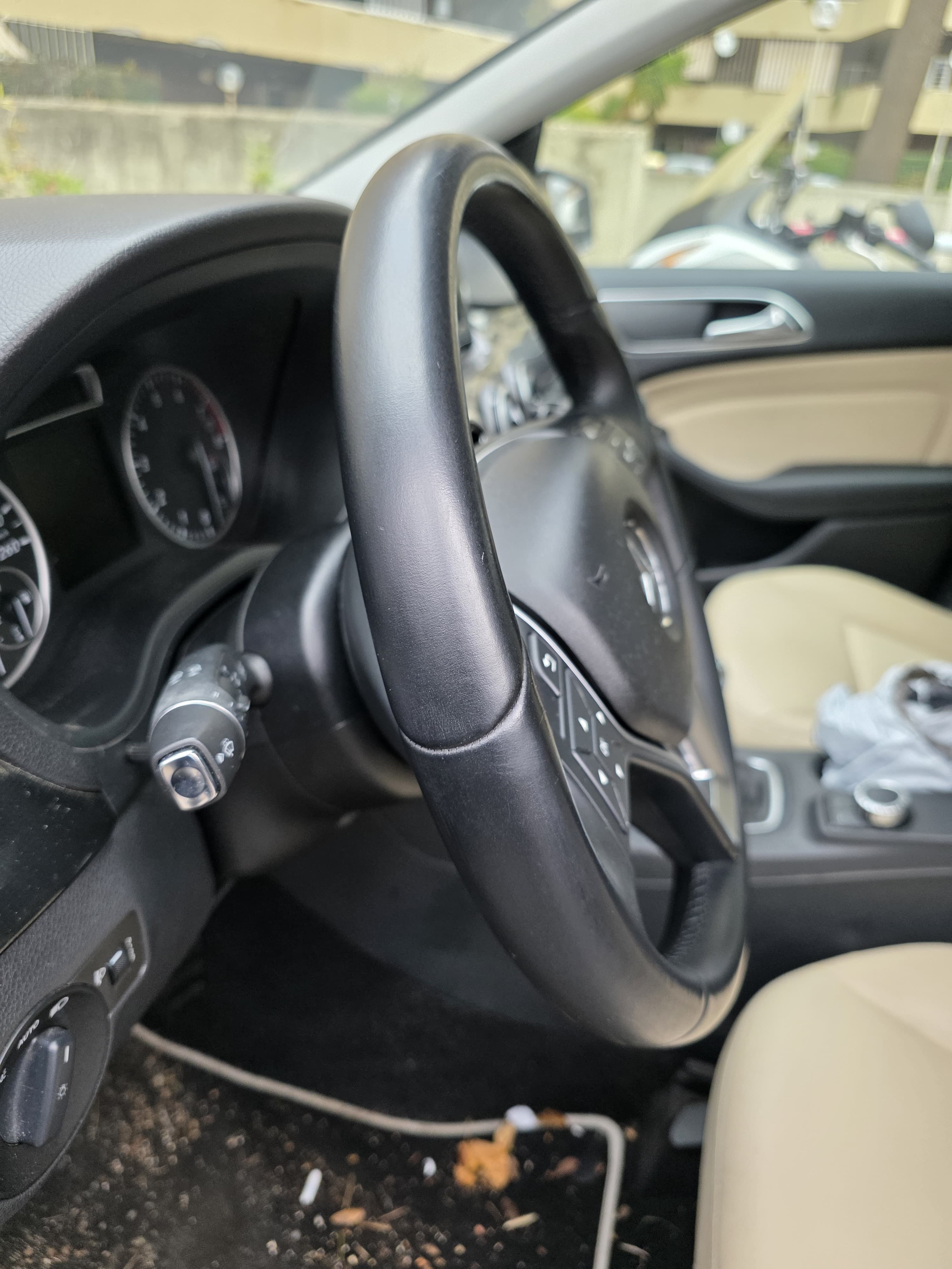 Volante auto pulito, texture originale ripristinata