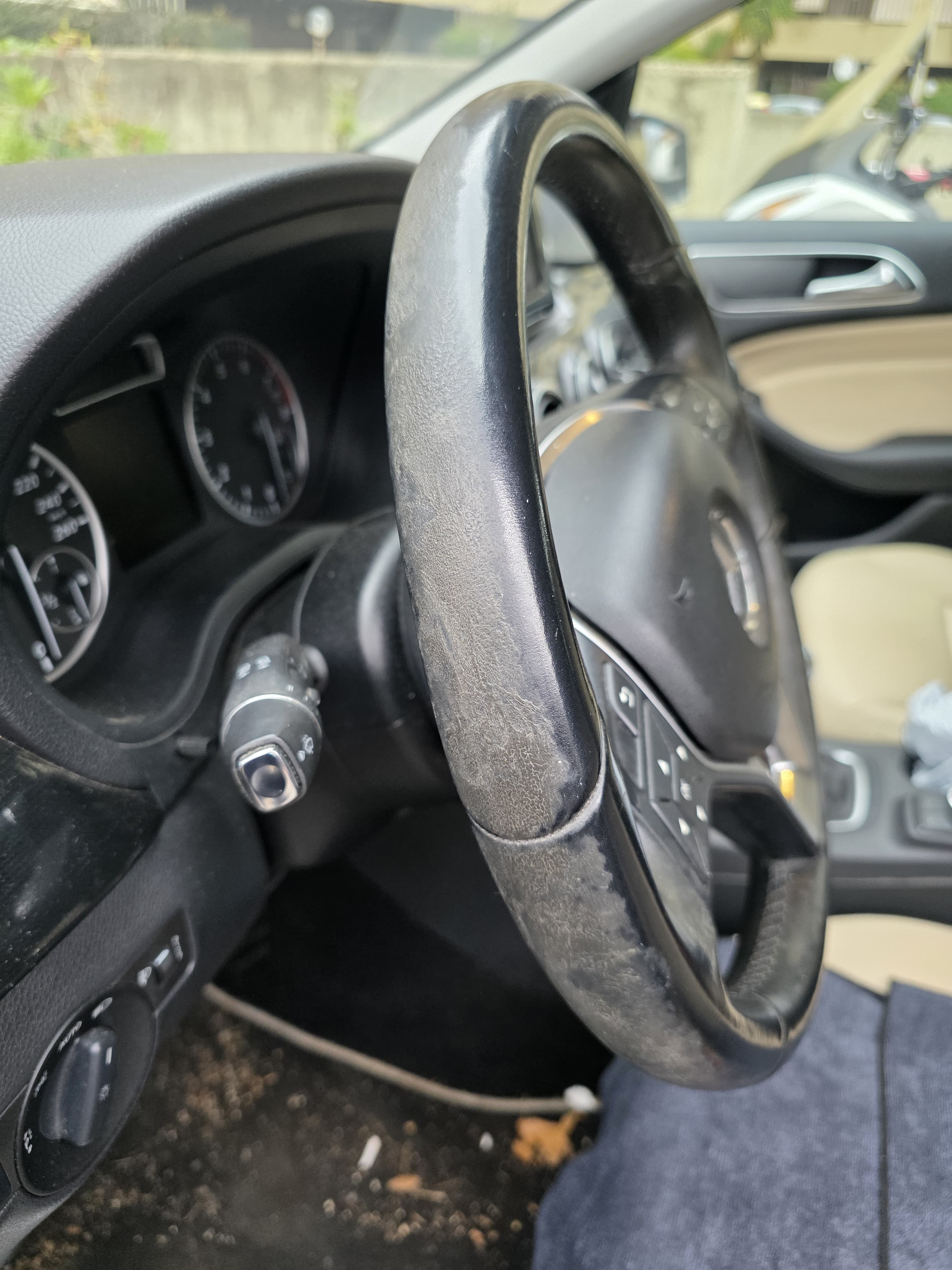 Volante auto sporco e apparentemente usurato